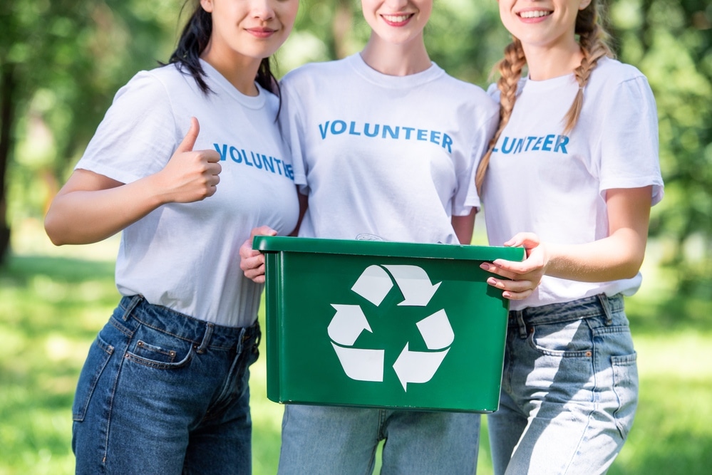 Volunteers young girls